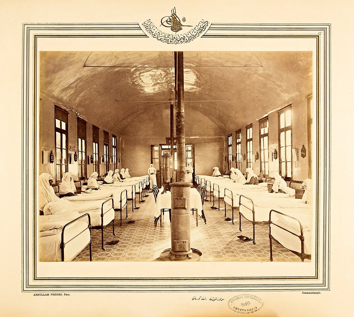 Haseki Nisa Hastahanesi’nde verem hastalarının bulunduğu koğuşu gösteren XIX. yüzyılın sonlarına ait bir fotoğraf (İÜ Ktp., Albüm, nr. 90833/13)