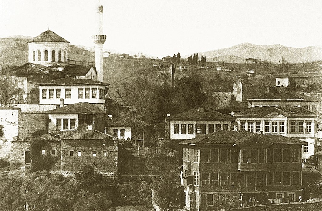 XX. yüzyılın başında Yeni Cuma Camiive çevresini gösteren fotoğraf(İÜ Ktp., Albüm, nr. 90441)