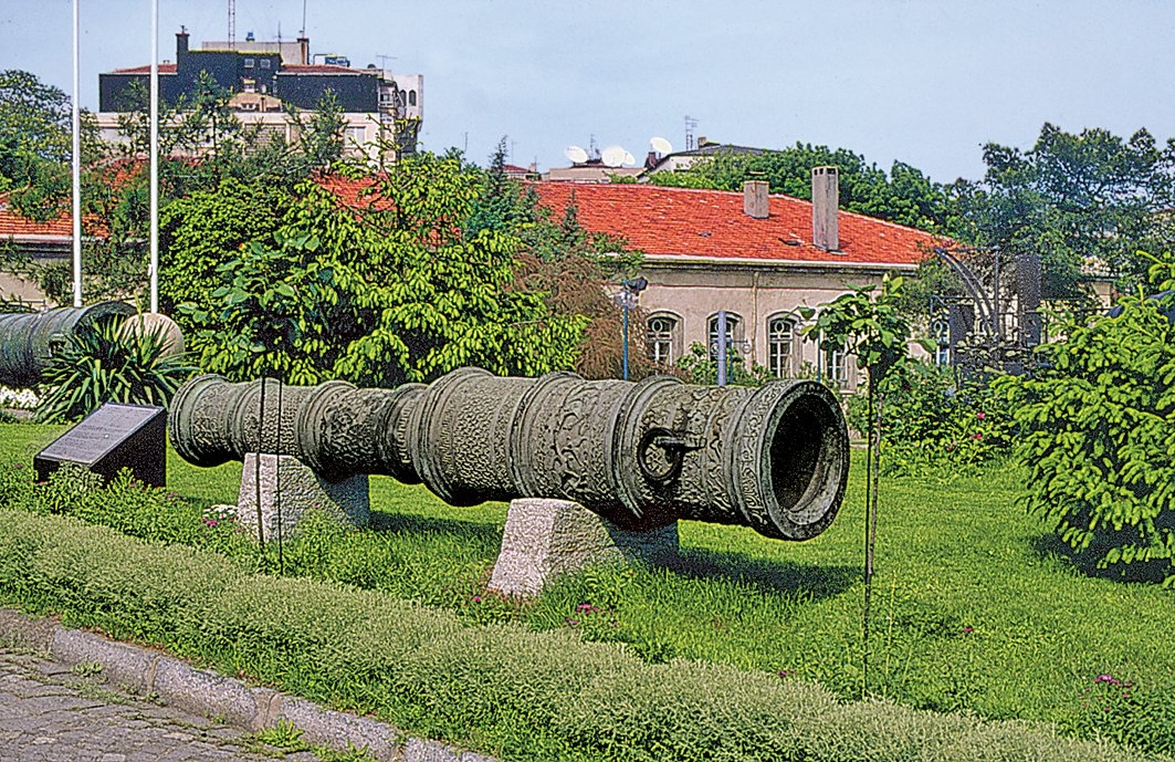 Fâtih Sultan Mehmed dönemine ait tunç darpzen (İstanbul Askerî Müzesi, Envanter nr. 1)