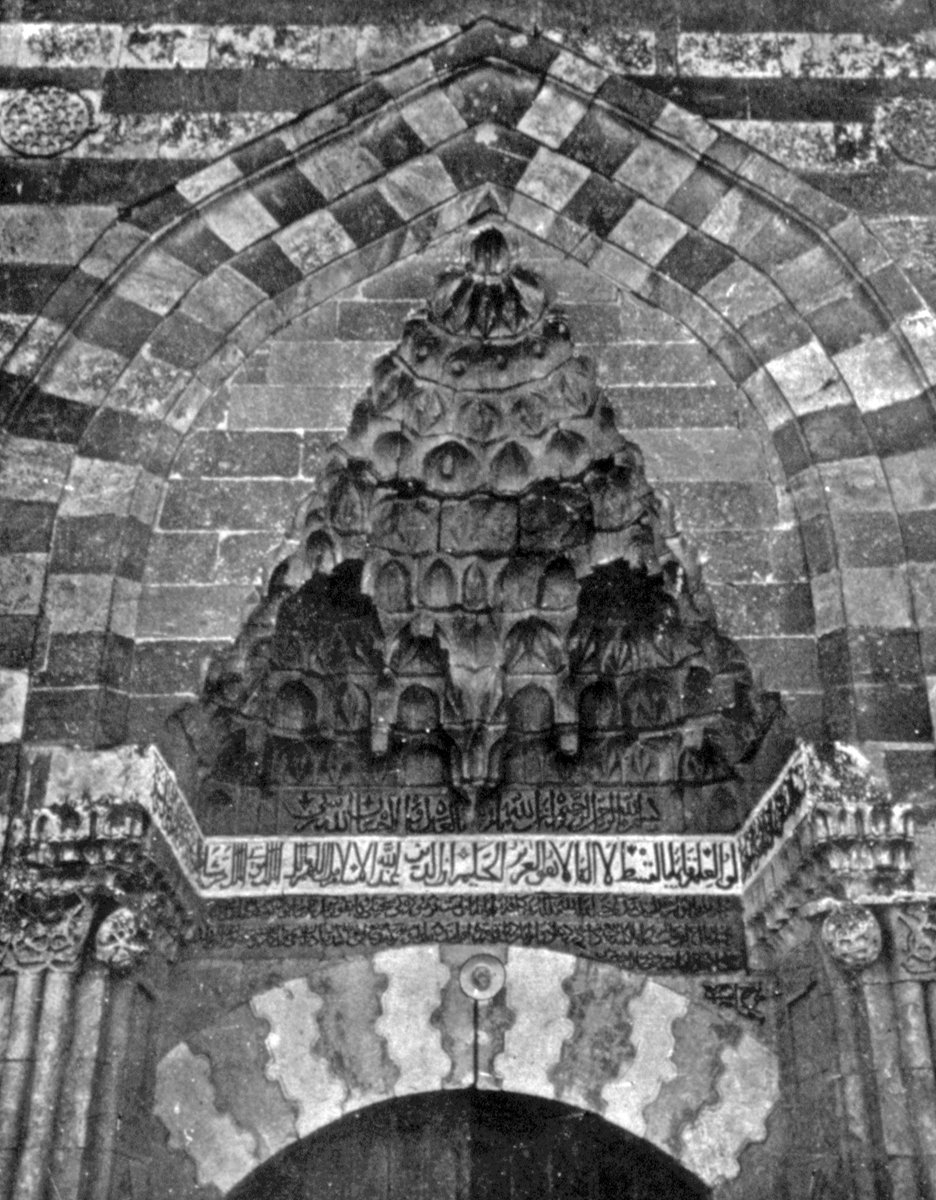 Caca Bey Medresesi’nin kapısı üzerindeki yazı kuşağı