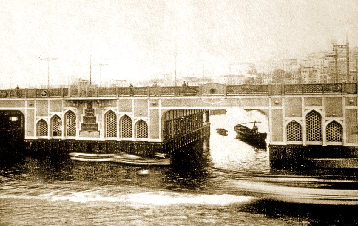 Haliç üzerinde yapılan eski Galata Köprüsü’nün ilk fotoğraflarından biri (Semavi Eyice fotoğraf arşivi)