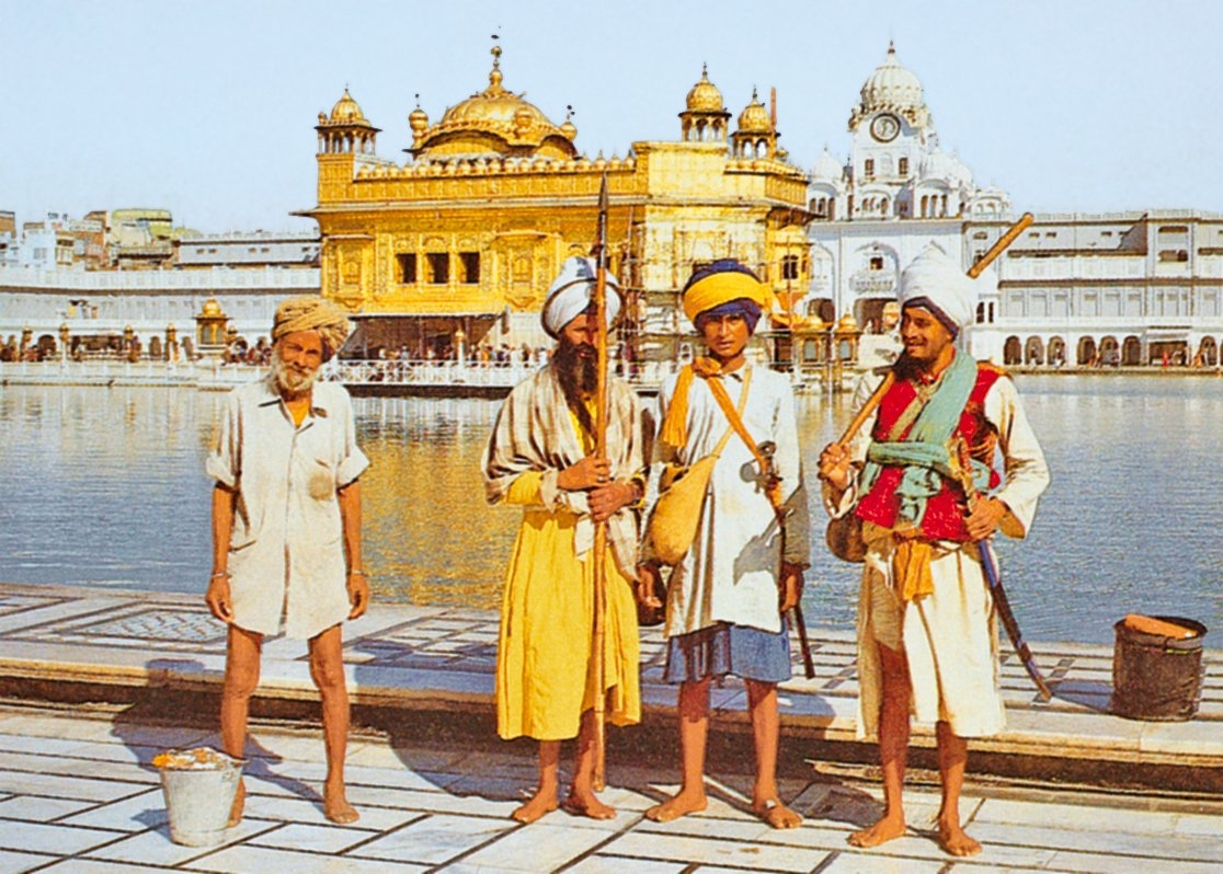 Altın Tapınak önünde Sihler – Amritsar/Hindistan