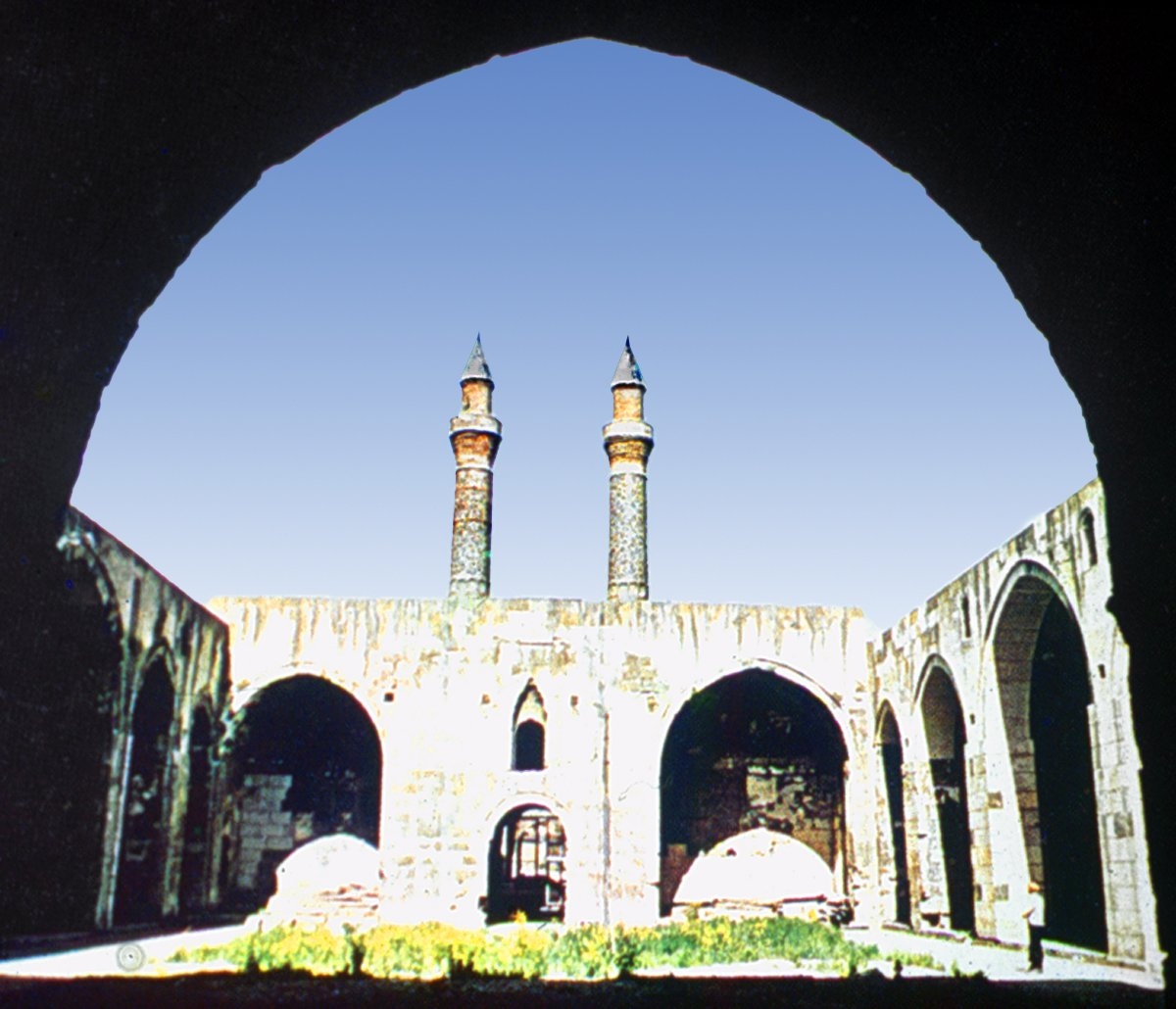 Keykâvus Dârüşşifâsı ana eyvanından avlunun görünüşü