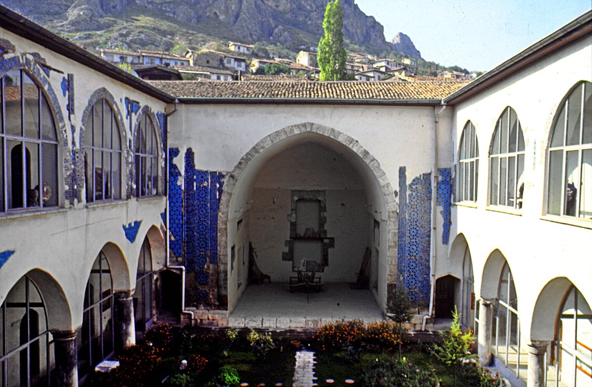 Tokat Gökmedrese’nin çift katlı revaklı avlusu