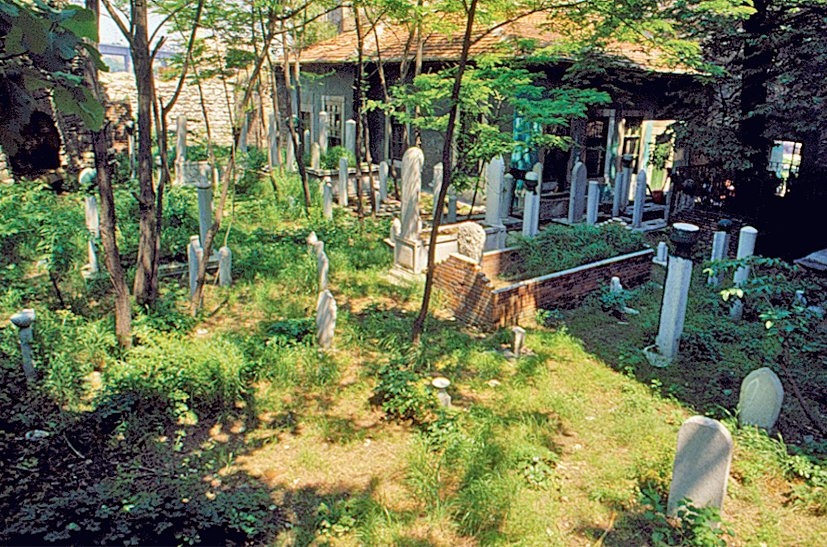 İçinde bazı sahâbe türbe ve mezarlarının bulunduğu Ayvansaray’daki Toklu Dede hazîresi – Fatih/İstanbul