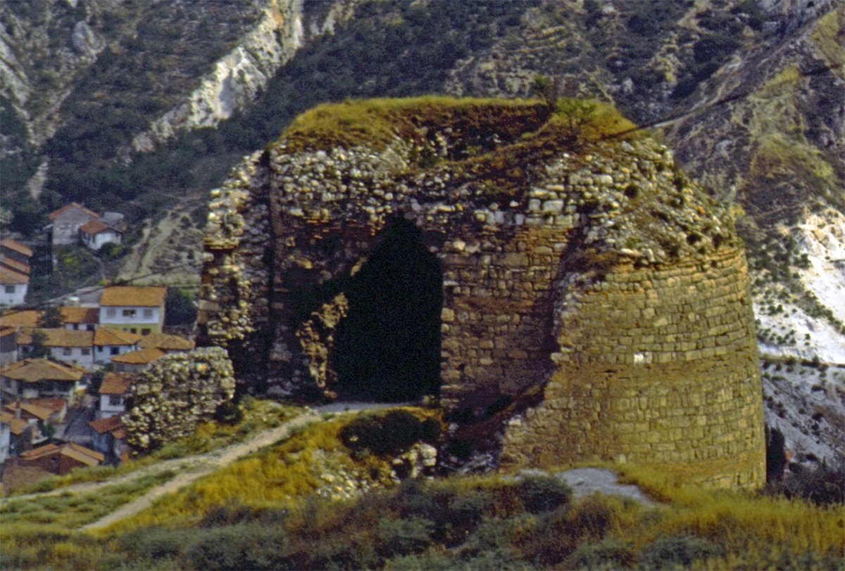 Kütahya Kalesi’nin burçlarından biri