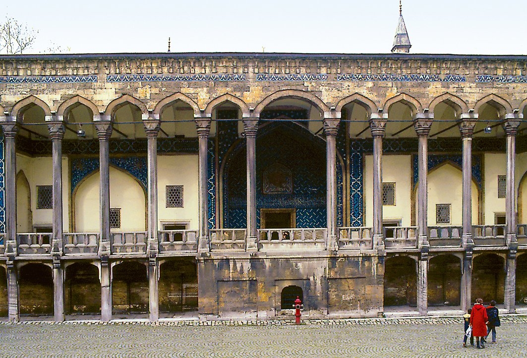 Çinili Köşk giriş cephesindeki revak