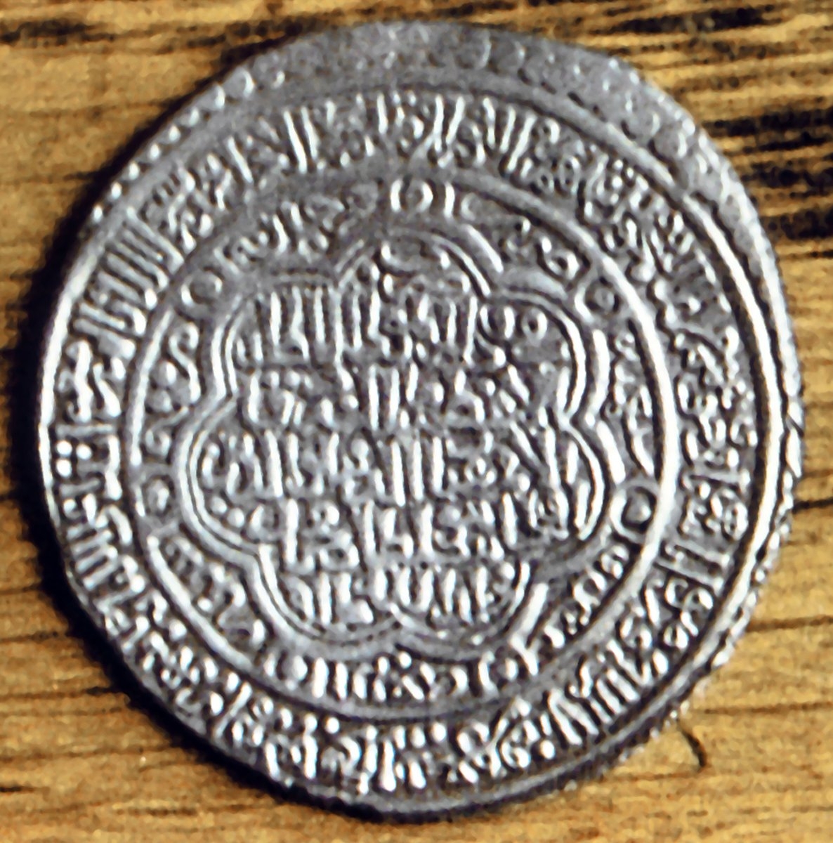 Olcaytu tarafından 713 (1313-14) yılında Cürcân’da bastırılan İlhanlı gümüş dinarı (Fikrun wa Fann, nr. 52 [1991], s. 53)