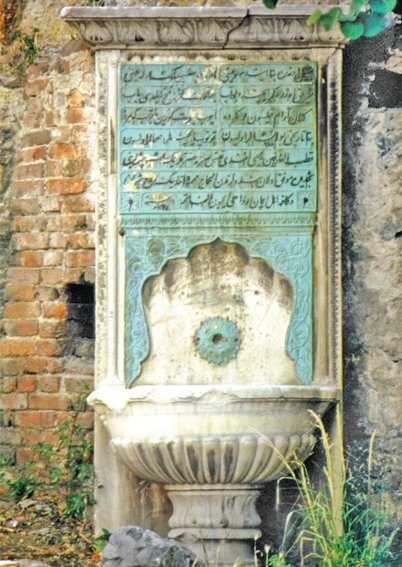 Beşiktaş Yahyâ Efendi Dergâhı’nın duvarına bitişik Türk neo-klasiği üslûbundaki çeşme