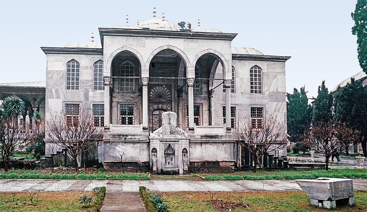Topkapı Sarayı içinde yer alan III. Ahmed Kütüphanesi