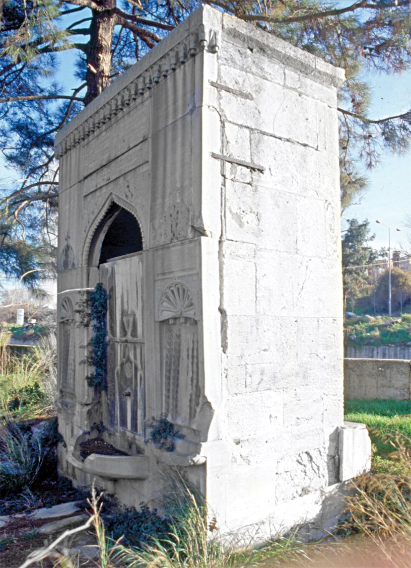 Sultan III. Ahmed dönemine ait iki cepheli çeşme