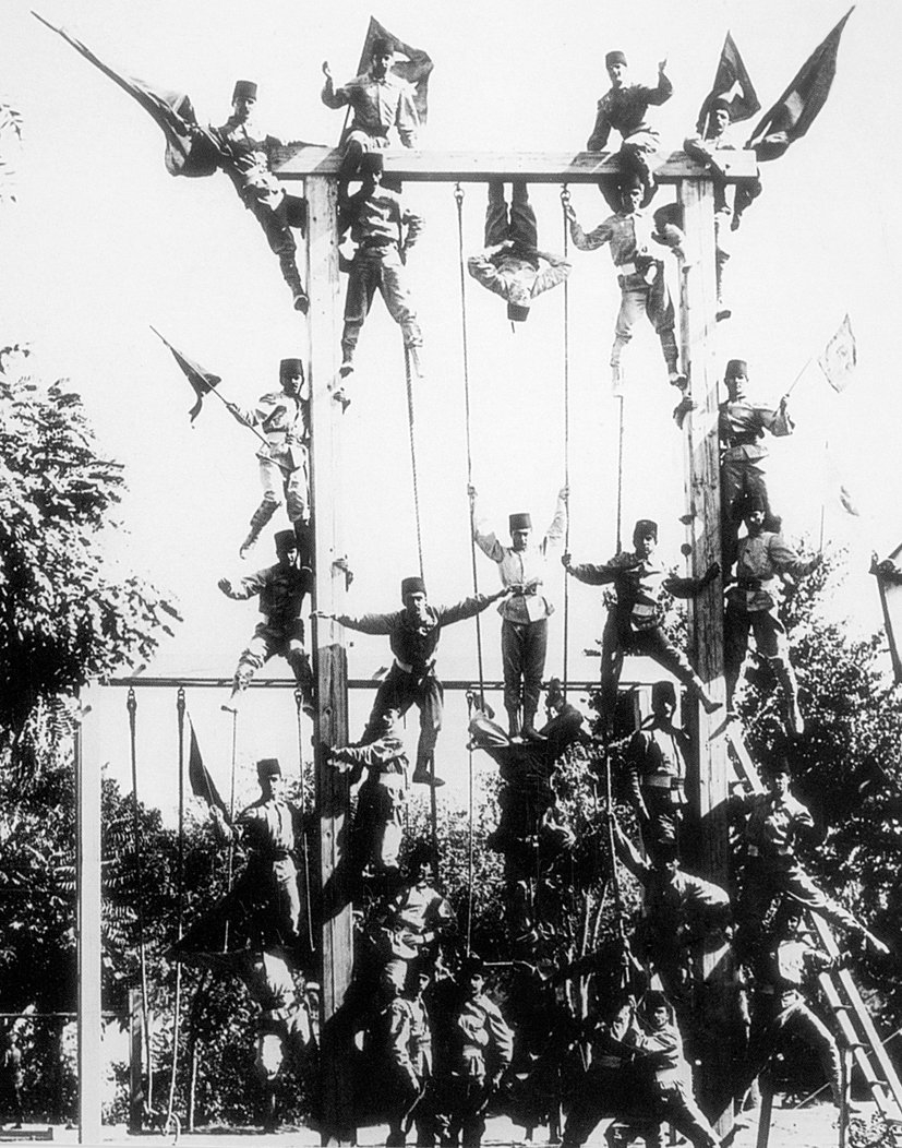 Harbiye Kışlası’nda tâlim yapan askerleri gösteren bir fotoğraf (IRCICA Fotoğraf Arşivi)