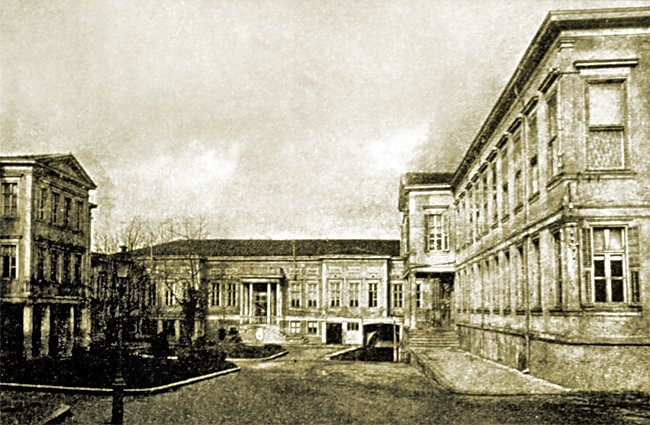 XX. yüzyılın başlarında Bâb-ı Meşîhat dairelerinin avludan görünüşü (İlmiyye Salnâmesi, s. 138)