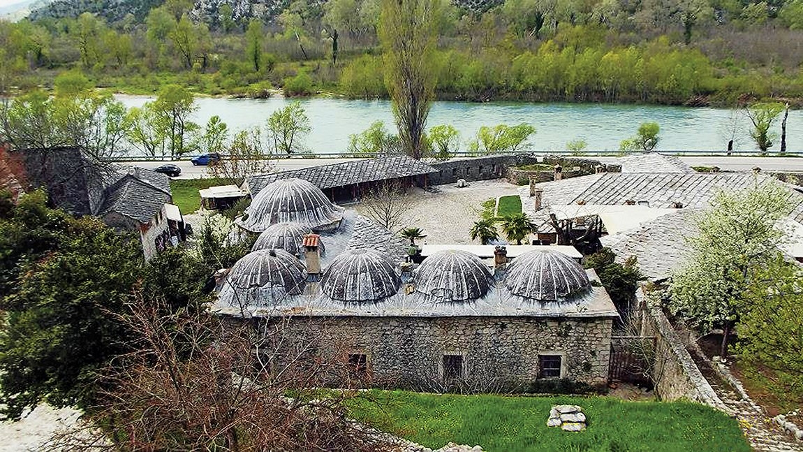 Poçitel’de Neretva ırmağı kenarındaki medrese-imaret