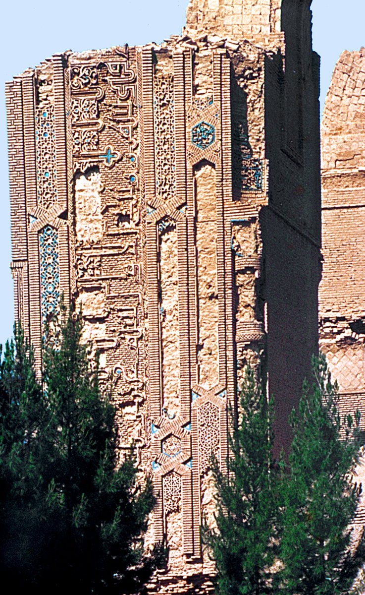 Güney Horasan’da Hargird yakınında bulunan Zevzen Camii’nin ana eyvanındaki taş süslemeden bir detay