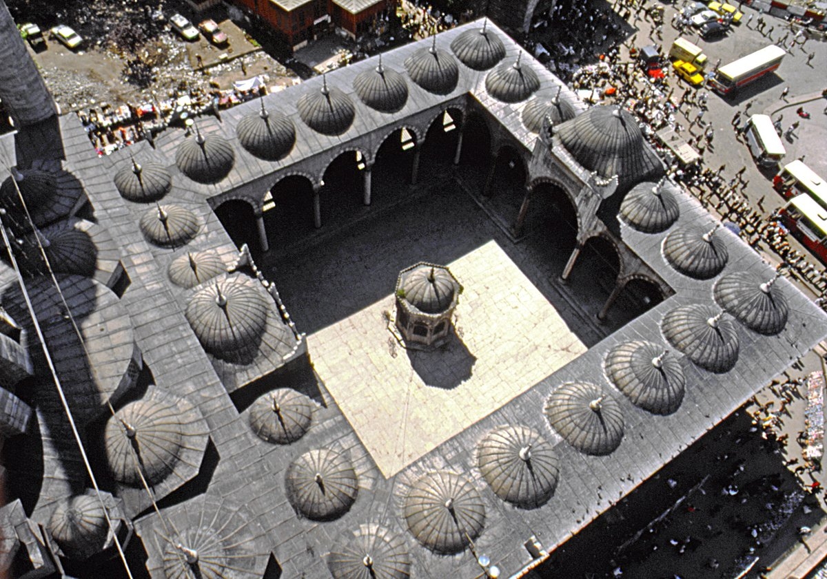 Kare planlı İstanbul Eminönü Yenicamii avlusu