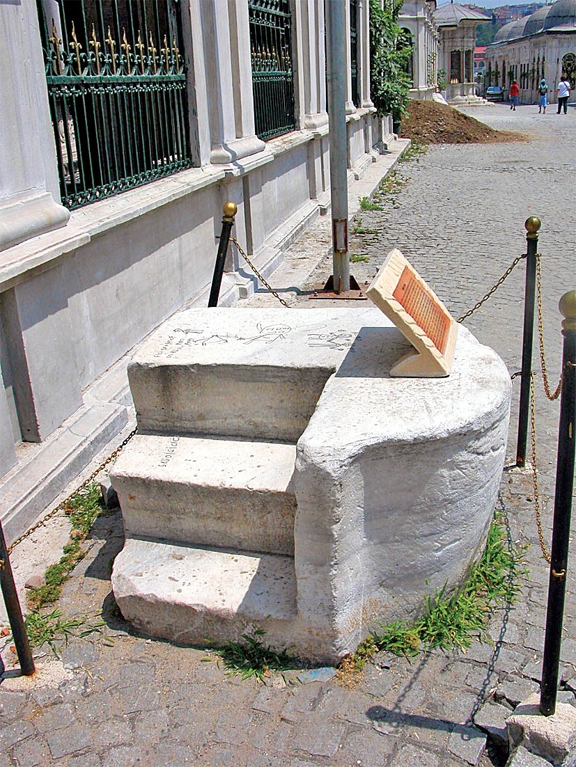 Eyüpsultan’da cülûs yolu üzerindeki binek taşı