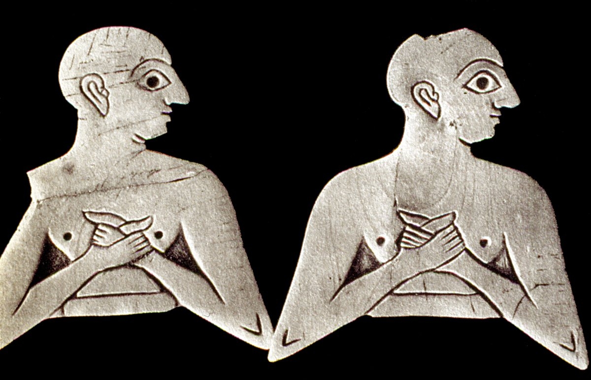 Tarihî Mari şehrinde bulunmuş Sumerler’e ait insan figürlü fildişi parçalar – Suriye Millî Müzesi/Şam