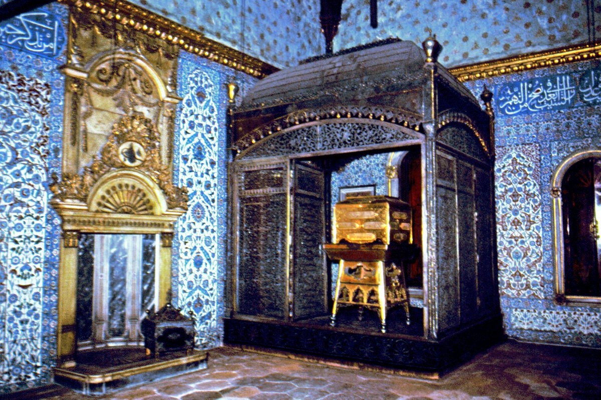 Topkapı Sarayı Has Oda’da hırka-i saâdetin muhafaza edildiği gümüş şebeke ve altın sanduka – Fatih/İstanbul