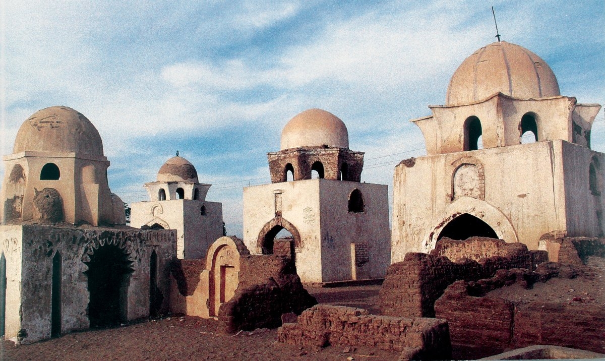 Asvan Mezarlığı’ndaki türbelerden bir görünüş