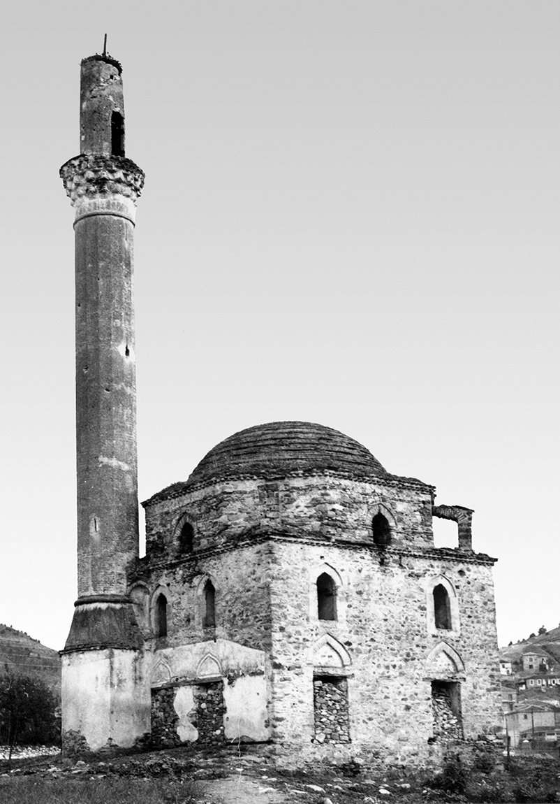 Alasonya’da 1570’li yıllarda inşa edilen Muharrem Paşa Camii’nin 1967 yılında çekilen fotoğrafı (Machiel Kiel fotoğraf arşivi)