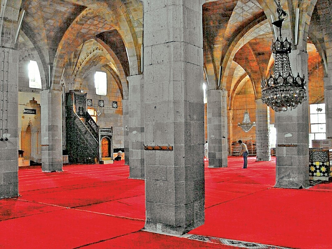 Aksaray Ulucamii’nin harim kısmından bir görünüş