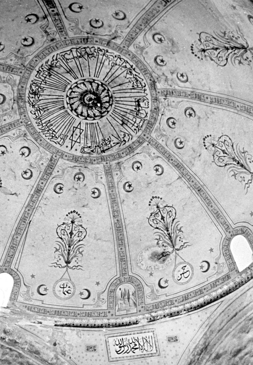 Karaferye’de Medrese Camii’ninkubbesinin içinden bir görünüş