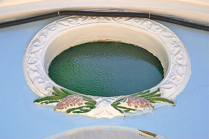 Sünbül Efendi Türbesi pencere pervazındaki alçı kabartma sümbül tasvirleri