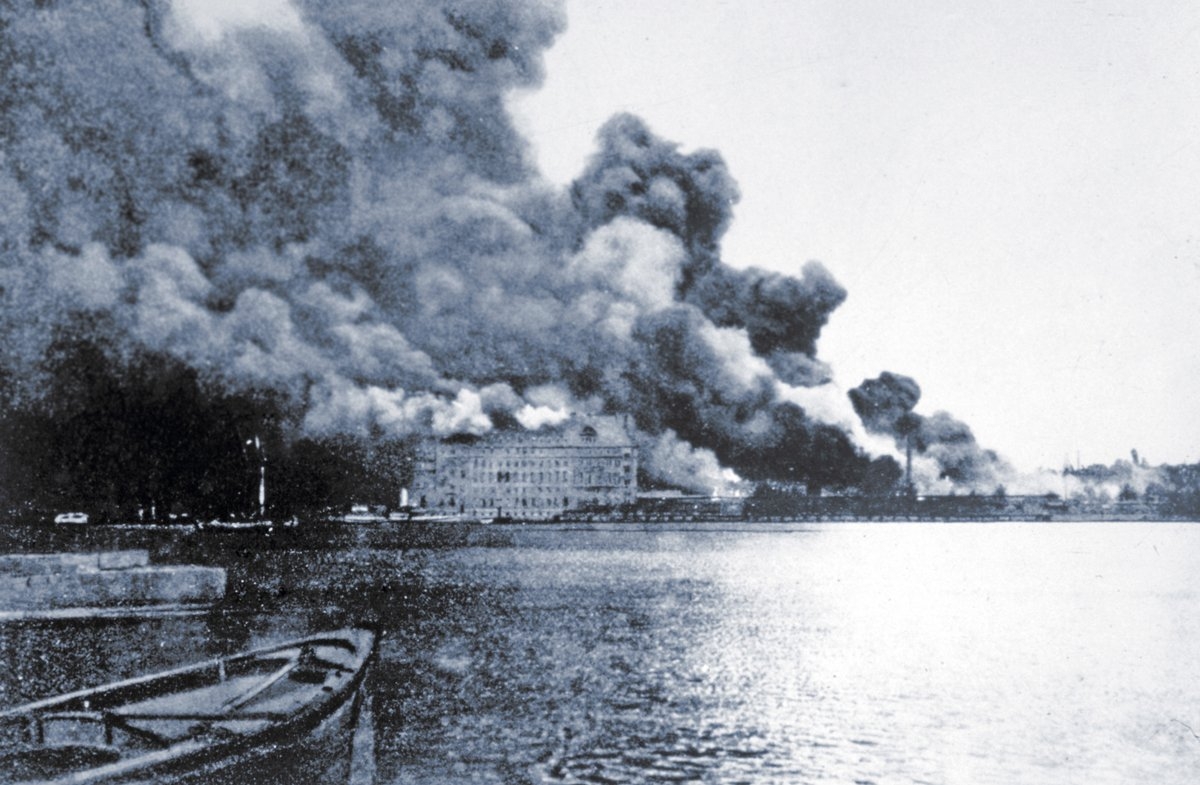 Haydarpaşa Garı’nın I. Dünya Savaşı içindeki yangında yanışını gösteren fotoğraf (Semavi Eyice fotoğraf arşivi)