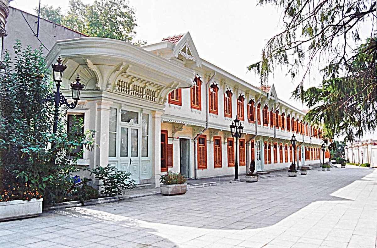 İslâm Tarih, Sanat ve Kültür Araştırma Merkezi idare binalarından biri olan Yâveran Köşkü – Beşiktaş/İstanbul