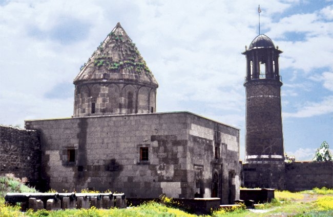 Kale Mescidi ile sonradan saat kulesi haline getirilen minare – Erzurum