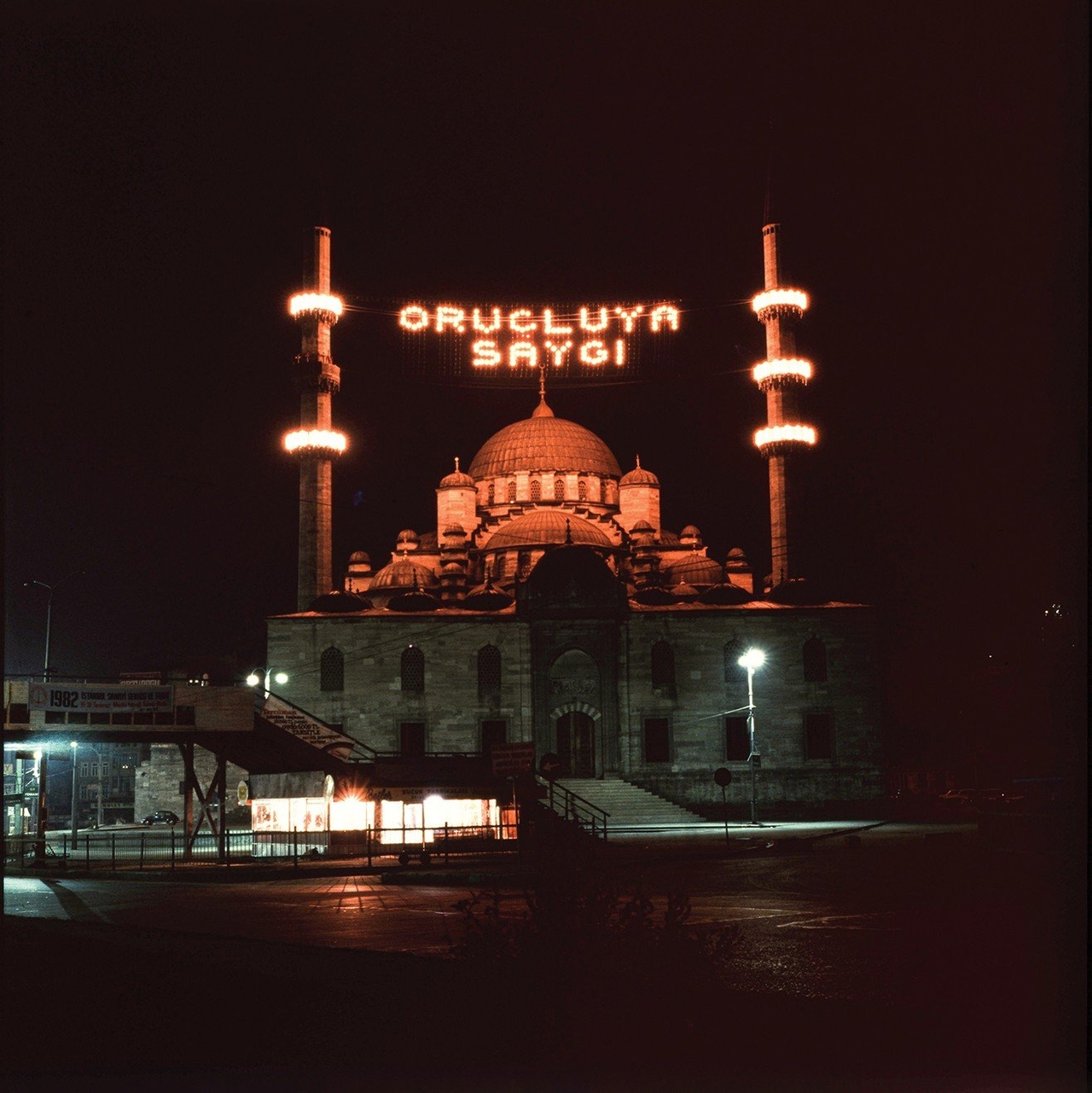 Eminönü Yenicamii’nde “Oruçluya Saygı” mahyası (Fotoğraf: M. Erem Çalıkoğlu; SALT Araştırma Arşivi)