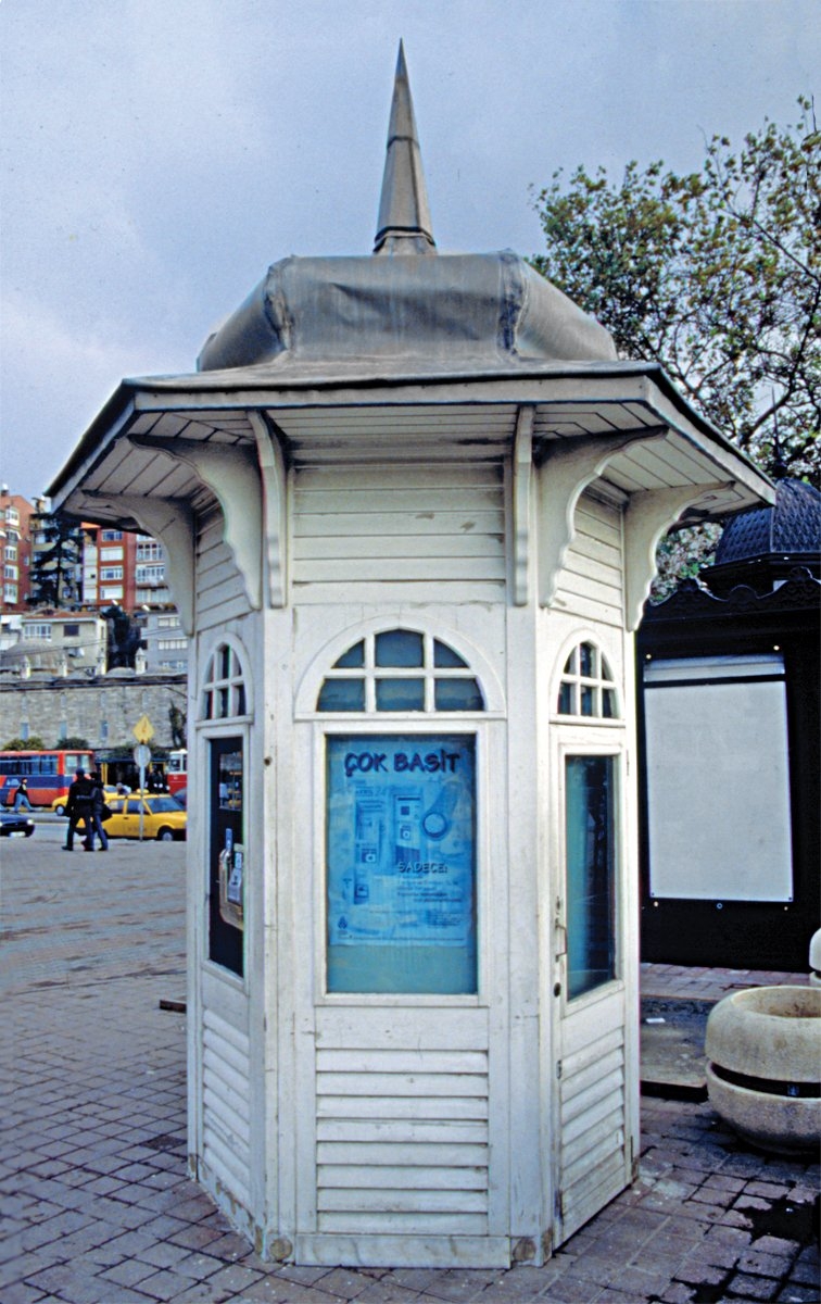 Üsküdar İskelesi’nde 1940’lara kadar “nokta karakol” olarak kullanılan neoklasik ahşap kulübe