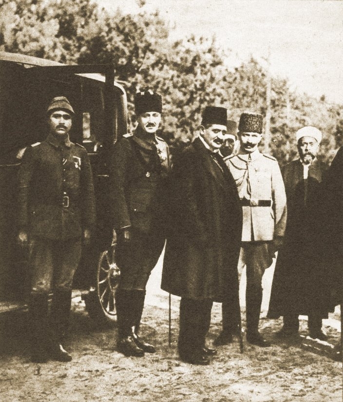 Talat Paşa harp sırasında Almanya’da, İngilizler’den alınan müslüman esirleri ziyaret ettiği kampın önünde