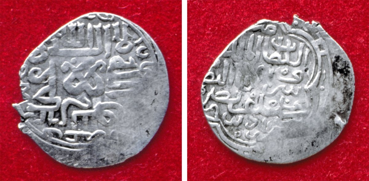 Akkoyunlu Celâleddin Ali devrinde (1434-1438) basılmış gümüş bir sikke (İstanbul Arkeoloji Müzeleri, Teşhir nr. 2408)