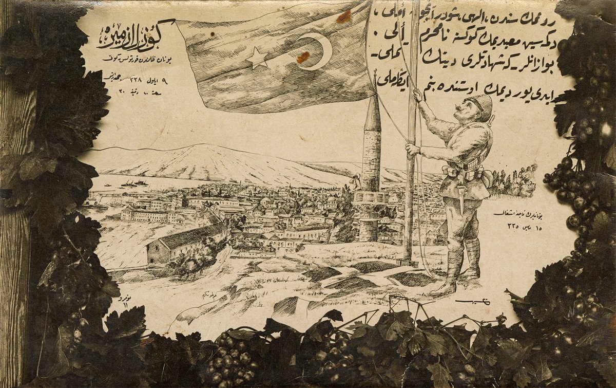 Millî Mücadele kapsamında bazı şehirlerin kurtuluşu vesilesiyle yayımlanan (Foto Mükerrem, 1922) seriden, üzerinde İstiklâl Marşı’nın sekizinci kıtasının yer aldığı “Güzel İzmir” başlıklı kartpostal (M. Ruyan Soydan koleksiyonu)