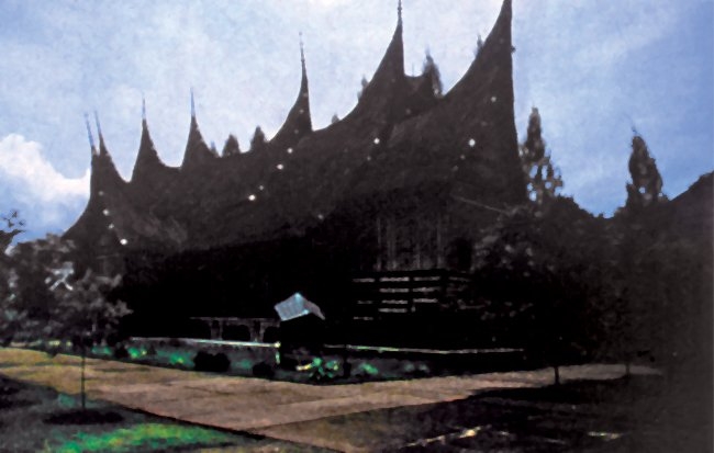 Minangkabau bölgesinde geleneksel bir ev – Sumatra/Endonezya