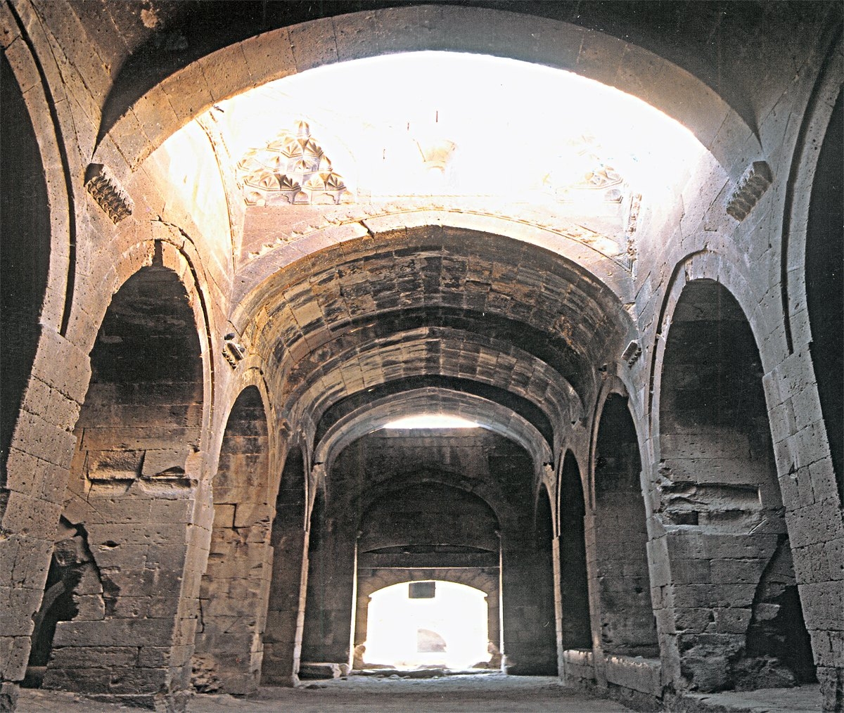 Ağzıkara Han’ın içinden (hol) bir görünüş