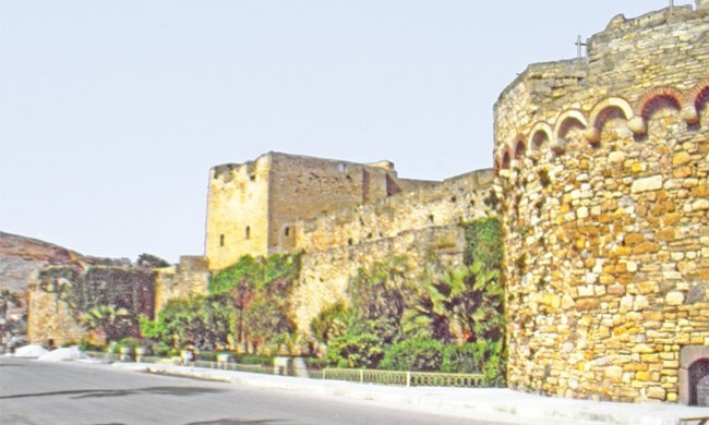 Çeşme surlarından bir görünüş