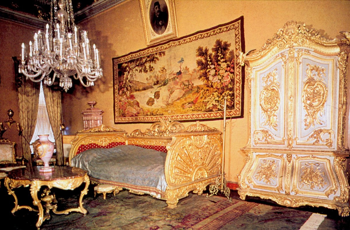 Dolmabahçe Sarayı’nda Sultan Abdülaziz’in yatak odası olarak sergilenen Vâlide Sultan yatak odası