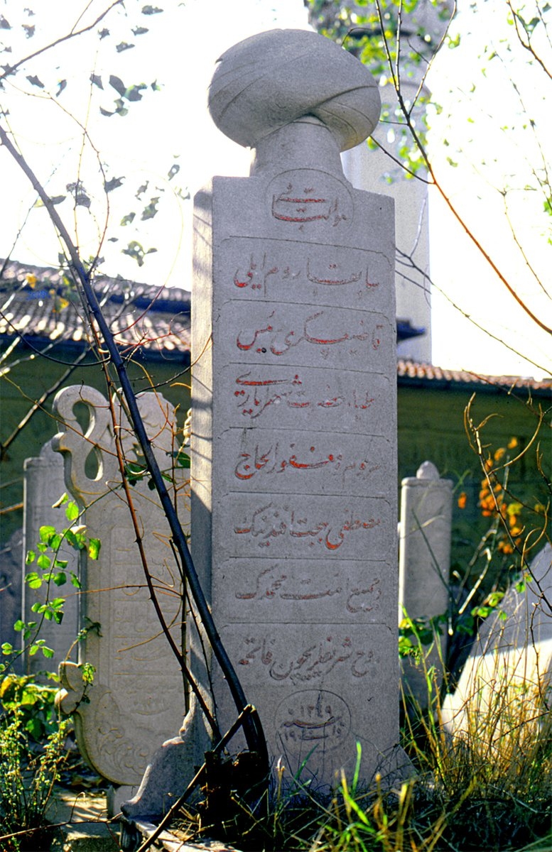 Hekimbaşı Behcet Mustafa Efendi’nin Nasûhî Dergâhı (Camii) hazîresindeki mezar taşı – Üsküdar/İstanbul