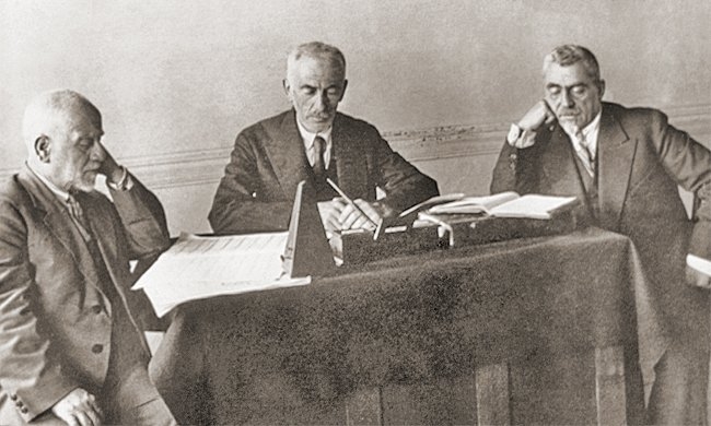Dârülelhan’da kurulan Tarihî Türk Mûsikisi Eserlerini Tasnif ve Tesbit Heyeti (soldan sağa: Zekâizâde Hâfız Ahmed Bey, Rauf Yektâ Bey, Ali Rifat Çağatay)