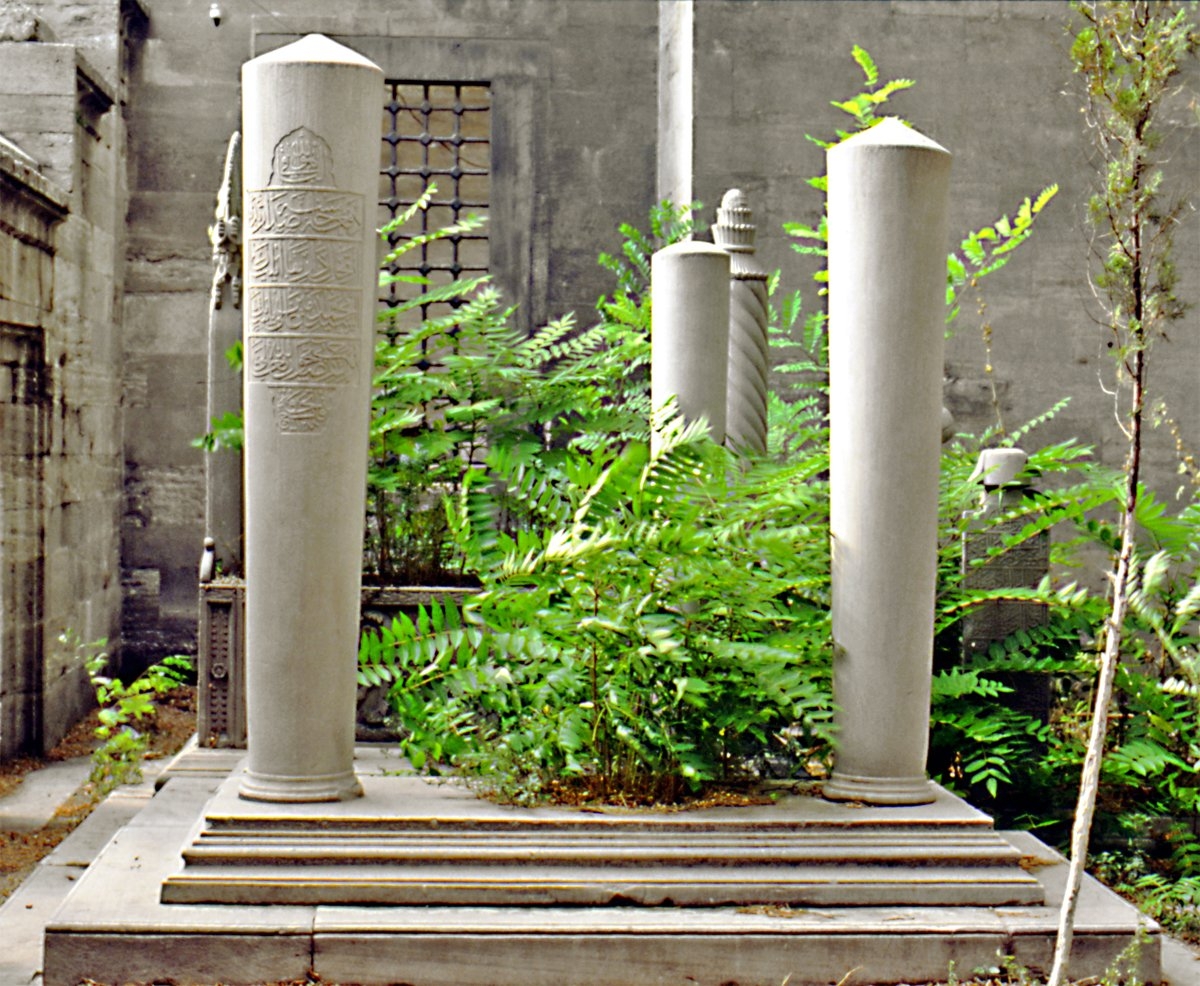 Mehmed Emin Âlî Paşa’nın Süleymaniye Camii hazîresindeki mezarı – İstanbul