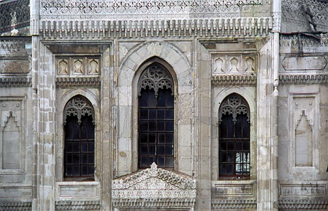 Pertevniyal Vâlide Sultan Camii’nin neo-gotik üslûp özellikleri gösteren pencereleri – Aksaray/İstanbul