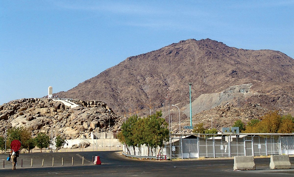 Vedâ haccında Hz. Muhammed’in vakfeye durduğu Cebelirahme ve arkasında Arafat’a sınır teşkil eden Arafat dağı