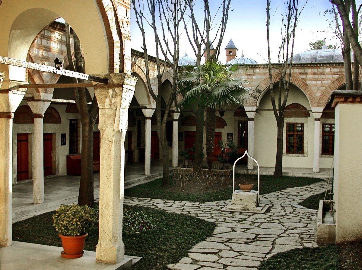 Sultanahmet’teki Cedîd Mehmed Efendi Medresesi’nin avlusundan bir görünüş