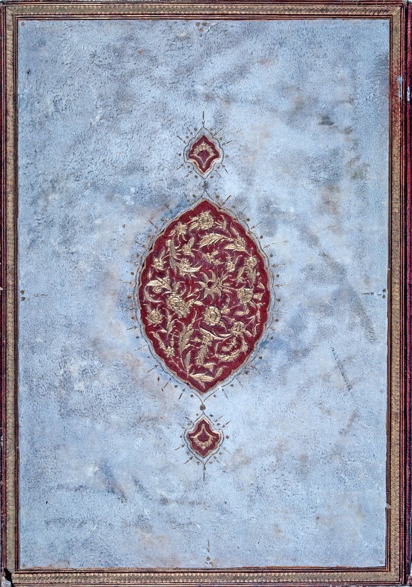Kenarları altın yaldız zencirekli, şemseli ve sa‘lbekli bir cilt kapağı (TSMK, Emanet Hazinesi, nr. 2333)