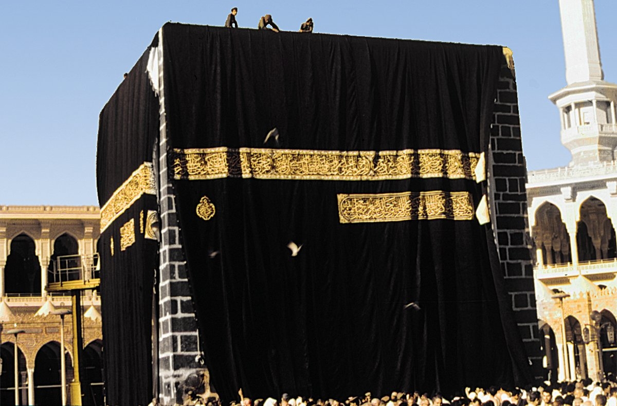 1979 yılında Kâbe örtüsü değiştirilirken(Mustafa Uzun fotoğraf arşivi)