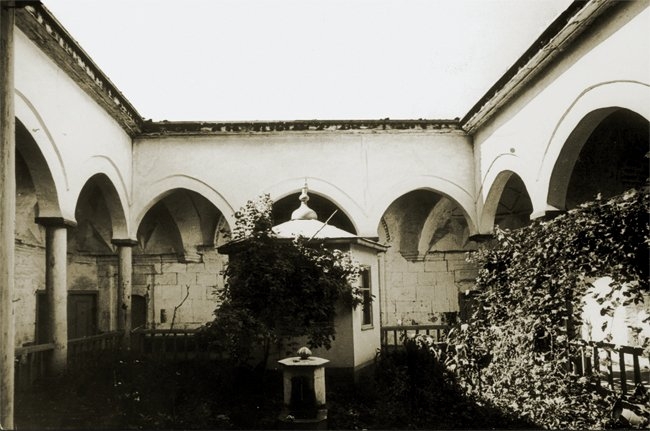 Hacı Halil Paşa Medresesi’nin avlusu – Gümüşhacıköy/Amasya