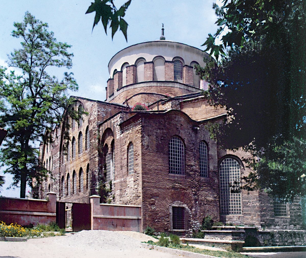 İstanbul’un fethinden sonra camiye çevrilmeyen yapılardan Aya İrini Kilisesi